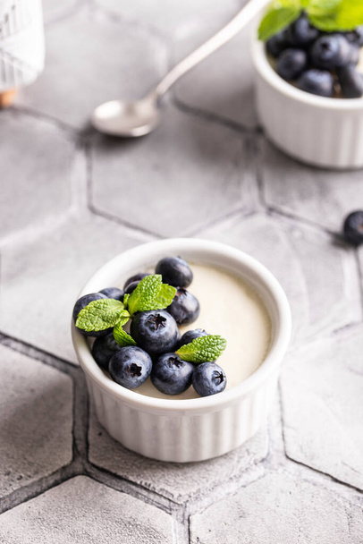 Sweet dessert vanilla panna cotta with blueberries - 写真・画像