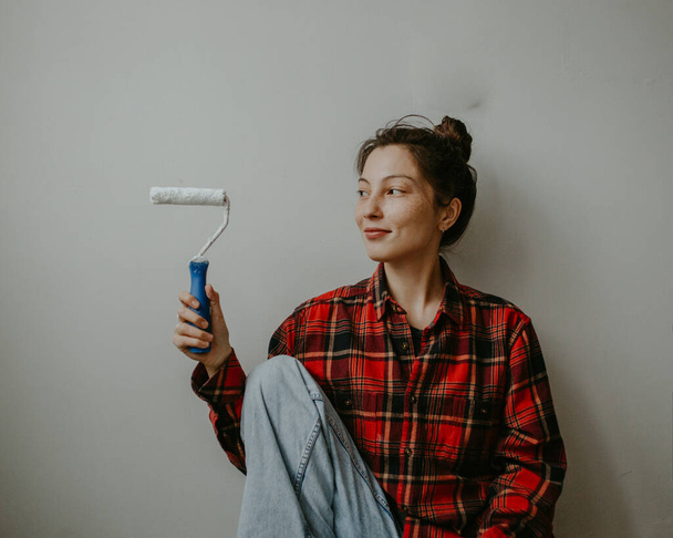 woman at home with paint brush - Valokuva, kuva