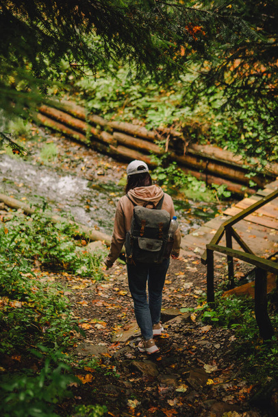 uśmiechnięta turystka spacerująca jesienią las droga kopia przestrzeń - Zdjęcie, obraz