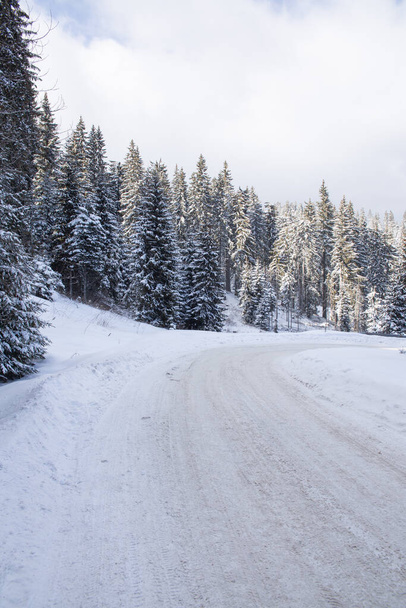 veszélyes hó fordul magasra a hegyekben. Hó vezetés. tél  - Fotó, kép