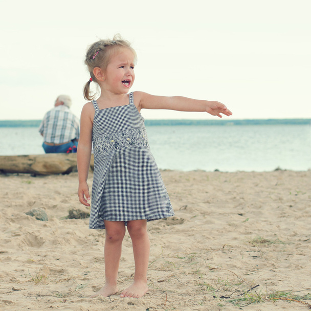huilend meisje op het strand - Foto, afbeelding