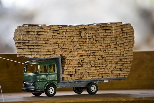 vrachtwagen speelgoed vol met kurk schors - Foto, afbeelding