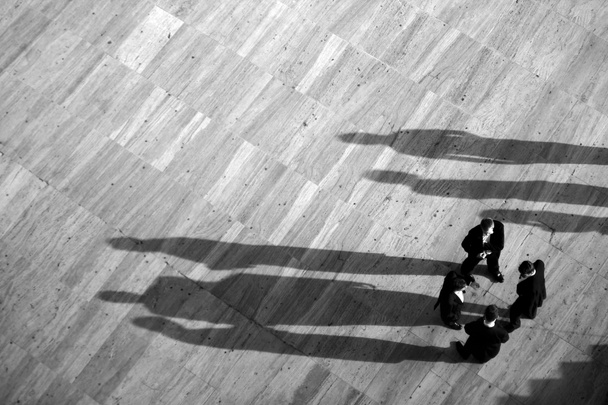 Група чоловіків з тінями
 - Фото, зображення