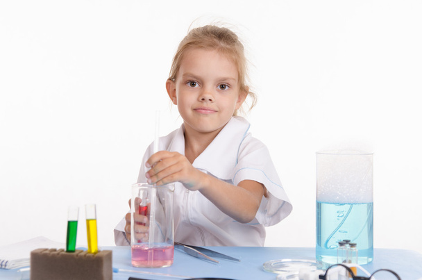 Schoolgirl conducts experiments in chemistry class - Photo, Image