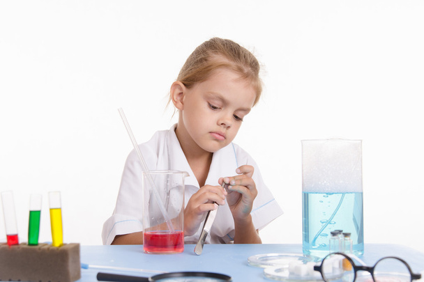 Girl with a pair of tweezers in the laboratory - Foto, imagen