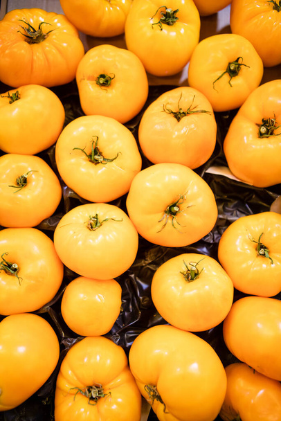 gele tomaten kopieer ruimte achtergrond - Foto, afbeelding