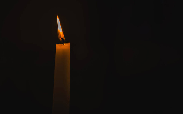 Llama de una vela encendida - Foto, imagen