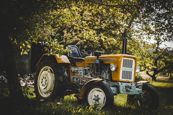 Сельскохозяйственный трактор в сельской местности - Фото, изображение