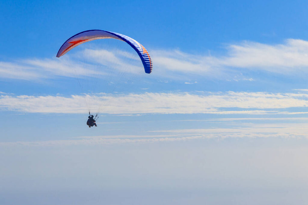 Laskuvarjohyppääjiä sinisellä taivaalla. Käsite aktiivista elämäntapaa ja äärimmäinen urheilu seikkailu - Valokuva, kuva