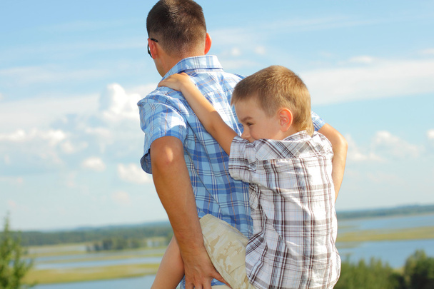 Pai dando seu filho passeio de piggyback
 - Foto, Imagem