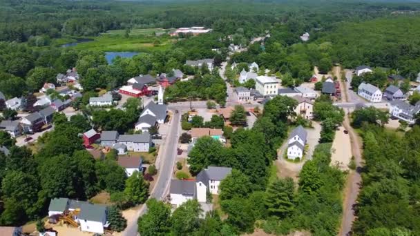 Raymond centrum luchtfoto inclusief gemeentehuis, Lyman Memorial Park en Congregational Church, Raymond, New Hampshire NH, Verenigde Staten.  - Video