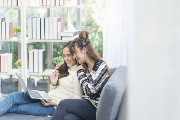 Lgbt Concept. Dvě ženy používají notebook na pohovce v obývacím pokoji. - Fotografie, Obrázek