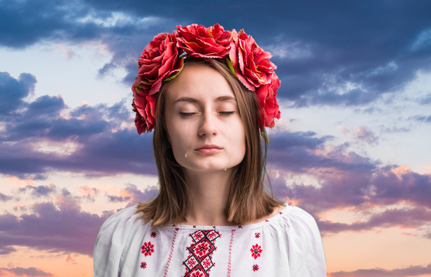 meisje huilen in de Oekraïense nationale pak  - Foto, afbeelding