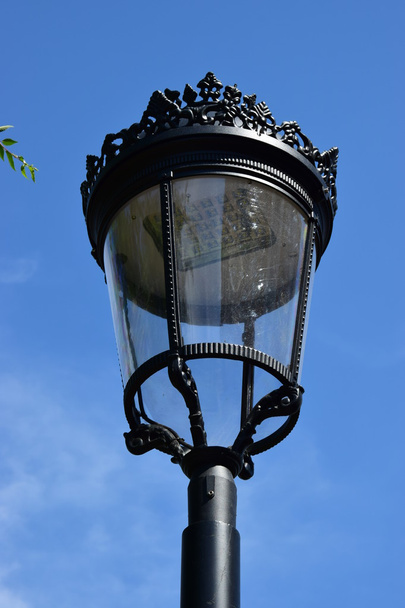 Une lanterne métallique ensoleillée
 - Photo, image