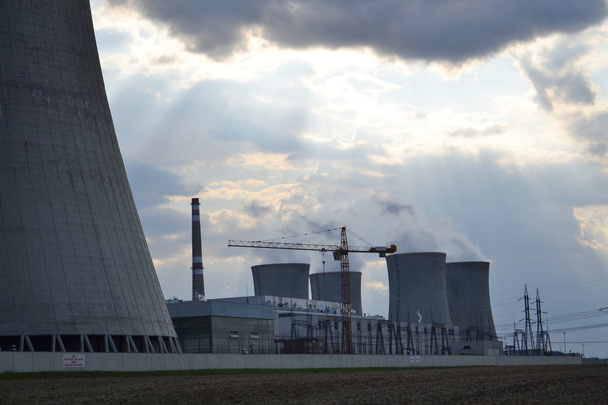 πύργοι ψύξης στις εγκαταστάσεις πυρηνικής ενέργειας - Φωτογραφία, εικόνα
