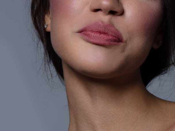 Крупный план идеальный макияж губ красивый женский рот. Опухшие сексуальные губы. Макрофотография лица. Идеальная чистая кожа, свежий макияж для губ. Сладкая розовая помада, пурпурный цвет. Стиль Дня Святого Валентина - Фото, изображение
