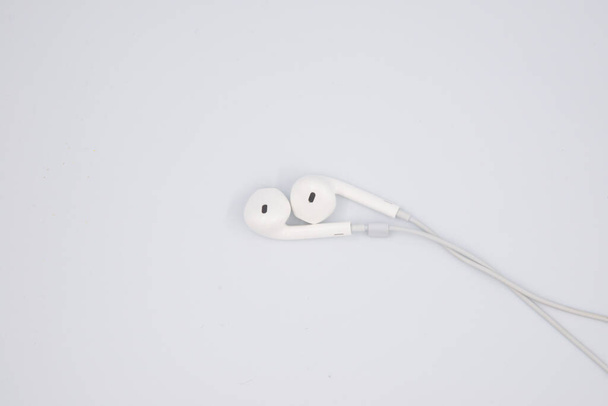 fones de ouvido brancos isolados no fundo branco com caminho de recorte
 - Foto, Imagem