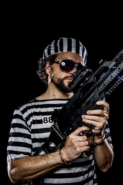 Man holding a machine gun - Foto, imagen