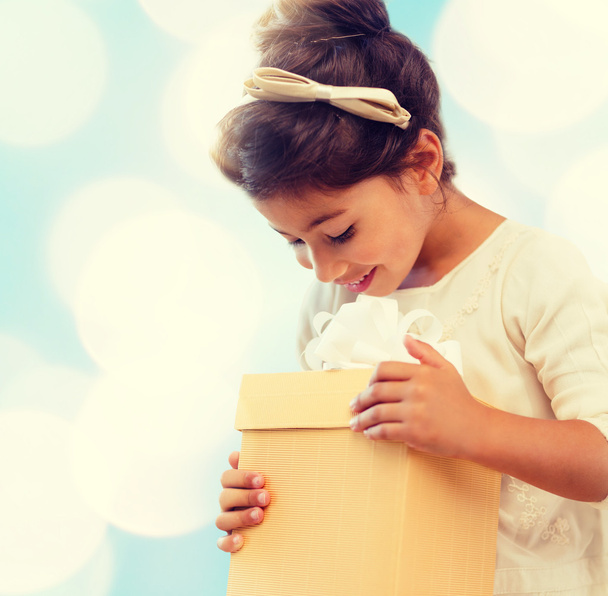 happy child girl with gift box - Zdjęcie, obraz