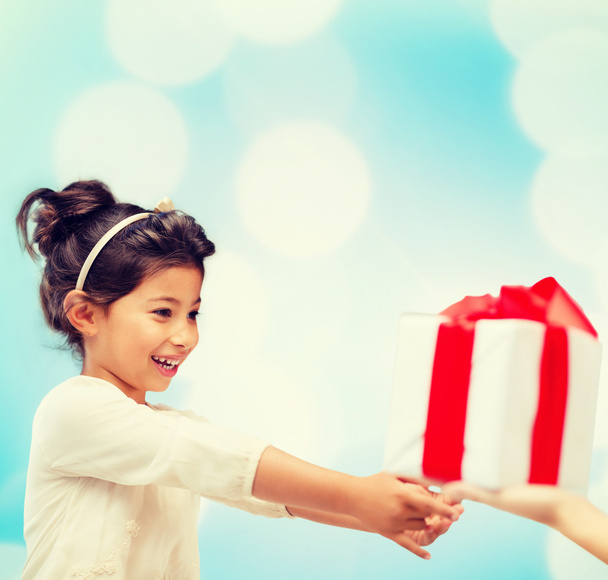 happy child girl with gift box - Фото, зображення