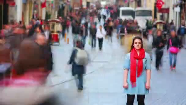 vrouw die zich voordeed op drukke straat, timelapse - Video