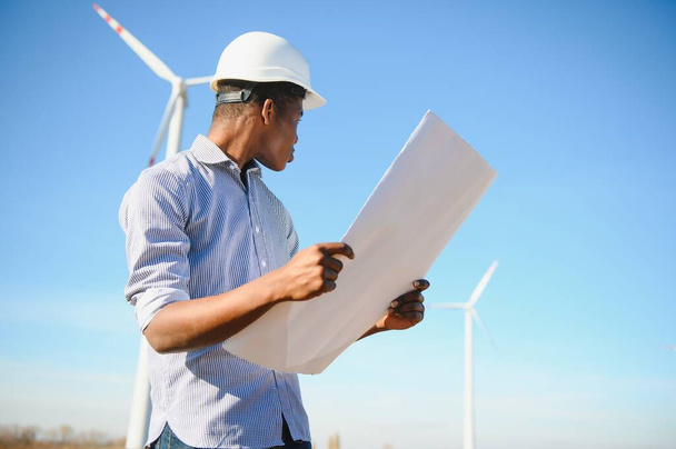 Engineer African man standing with wind turbine - Foto, immagini