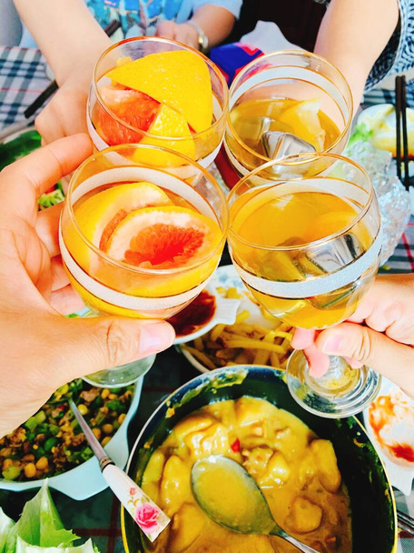 крупним планом склянку соку з фруктами та овочами
 - Фото, зображення