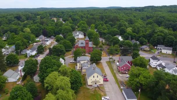 Plaistow centrum luchtfoto inclusief historisch stadhuis op de stad Common on Main Street, Plaistow, New Hampshire NH, Verenigde Staten.  - Video