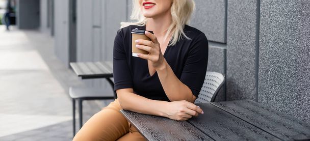 Donna in un caffè che beve caffè
 - Foto, immagini