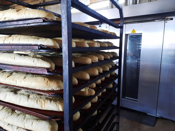 パン製造業。パンはオーブンで焼く準備ができています - 写真・画像