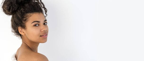 Schoonheid, esthetische geneeskunde, kosmetologie concept. Web banner, portret jong Afrikaans amerikaanse vrouw met perfecte pure huid kijken naar camera, staan met naakte schouder tegen wit kopieerruimte achtergrond - Foto, afbeelding