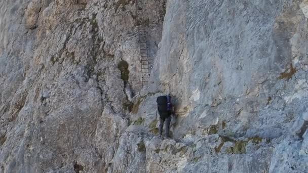 Mies vuorikiipeilijä Dolomiittien vuoriston Via Ferratalla Italiassa. Matkailu seikkailu käsite, Dolomiitit Alpit
. - Materiaali, video