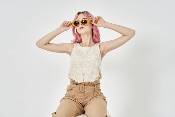 fille avec des cheveux roses vêtements de mode hipster posant - Photo, image