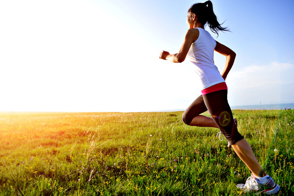 atleta corredor correndo à beira-mar grama
. - Foto, Imagem