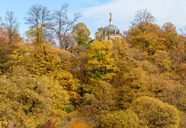 Herfst gekleurde bomen achtergrond met kapel van Sacro Monte van Varese, Lombardije, Italië - Foto, afbeelding