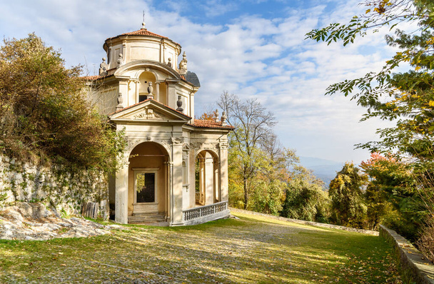 Die Kapelle auf dem Rosenkranzweg des Heiligen Berges von Varese, Lombardei, Italien - Foto, Bild