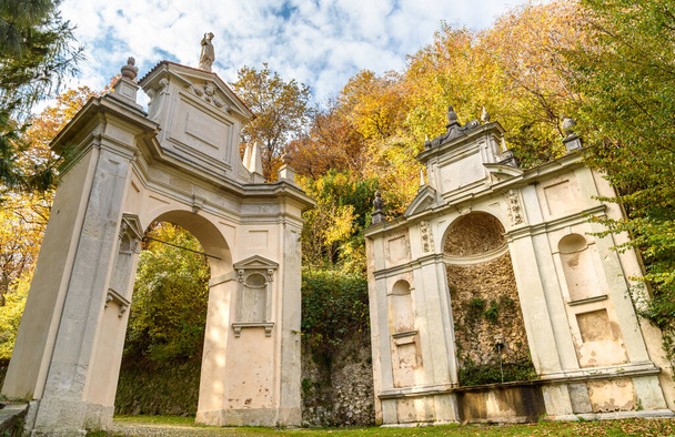 Los arcos del Rosario Camino del Sagrado Monte de Varese, Lombardía, Italia - Foto, Imagen