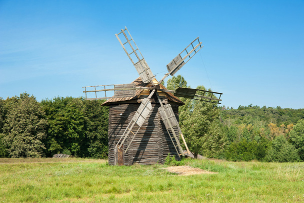 slijpen molen. traditionele architectuur in Oekraïne - Foto, afbeelding