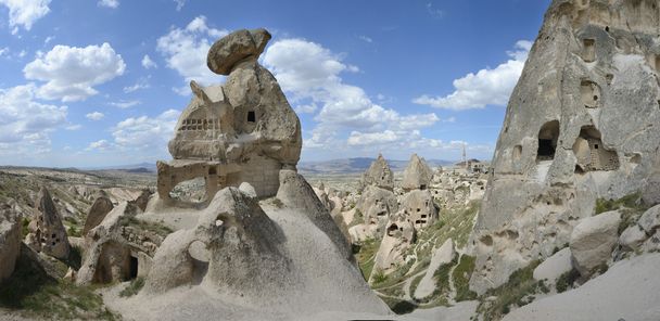 antigas moradias de pedra na Capadócia
 - Foto, Imagem