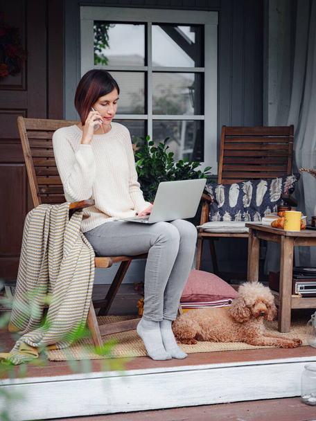 žena studující doma s laptopem. - Fotografie, Obrázek