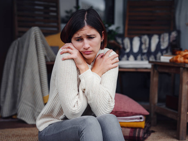Joven mujer asiática deprimida sentada en el porche del patio trasero. - Foto, imagen