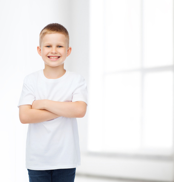 smiling little boy in white blank t-shirt - Foto, Imagem