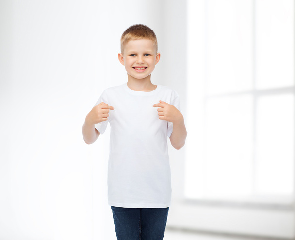 smiling little boy in white blank t-shirt - 写真・画像