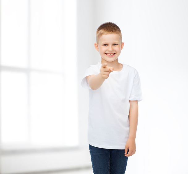 smiling little boy in white blank t-shirt - Φωτογραφία, εικόνα