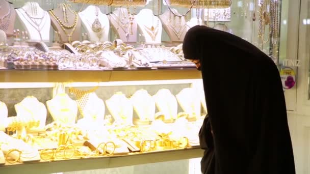 Frau mit Kopftuch kauft auf großem Basar ein - Filmmaterial, Video