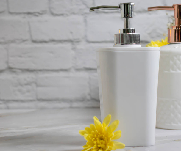 αξεσουάρ μπάνιου, λουλούδι σε μαρμάρινο φόντο - Φωτογραφία, εικόνα