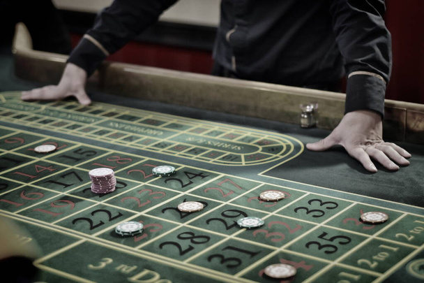  The croupier accepts bets at the gaming casino - Valokuva, kuva