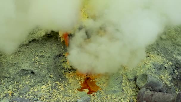 Gros plan des tuyaux en céramique utilisés pour l'extraction du soufre à l'intérieur du cratère du volcan Kawah Ijen, Java oriental, Indonésie - Séquence, vidéo
