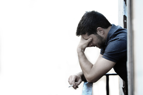 młody człowiek na balkon w depresji, cierpienia, kryzys emocjonalny i smutek - Zdjęcie, obraz