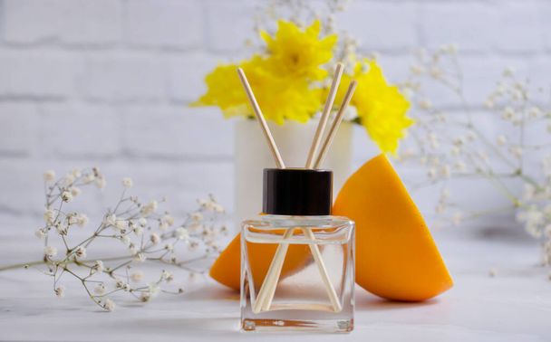 geur voor thuis mooie oranje bloem geparfumeerd - Foto, afbeelding